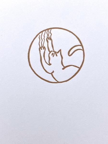 bloc de papier à lettre avec un motif d'un chat coquin qui griffe