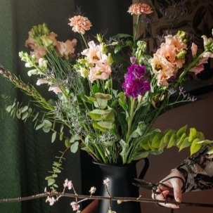 3 reasons to slip a card into a bouquet of flowers