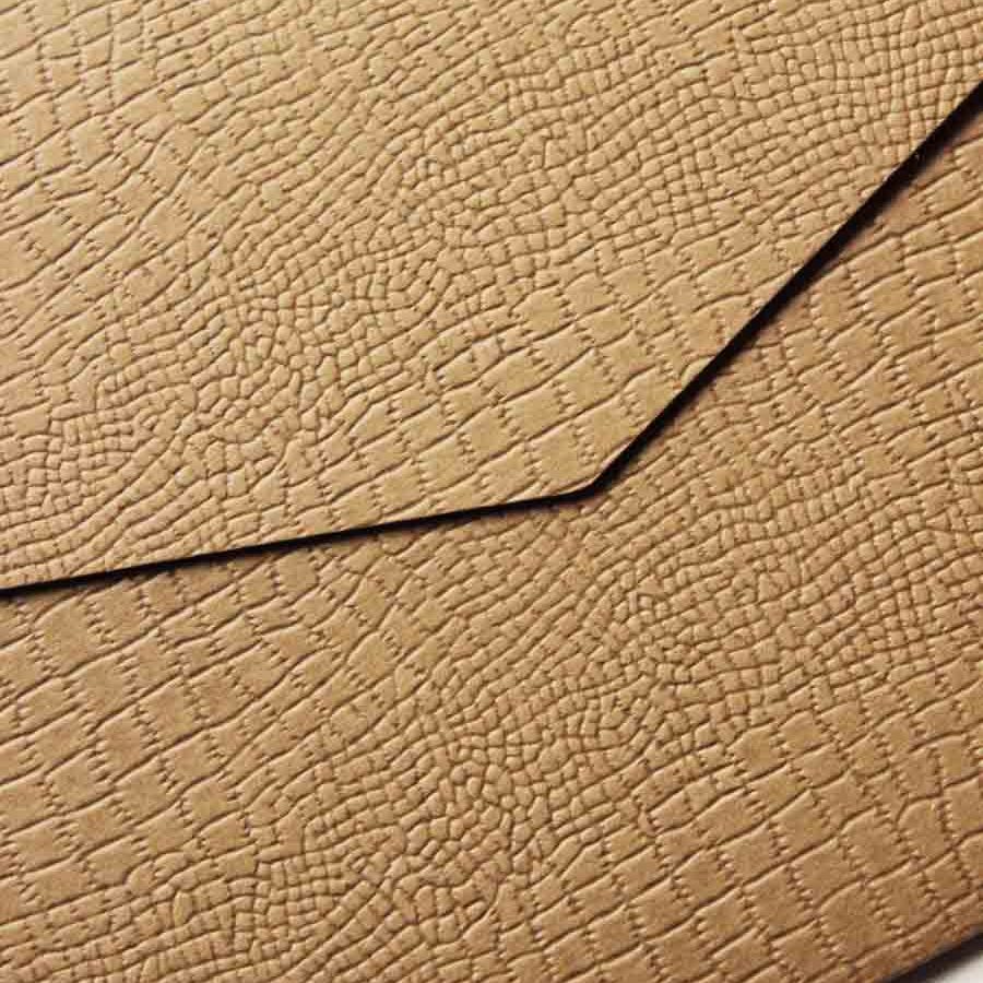 détail enveloppe c6 finition croco brun tabac