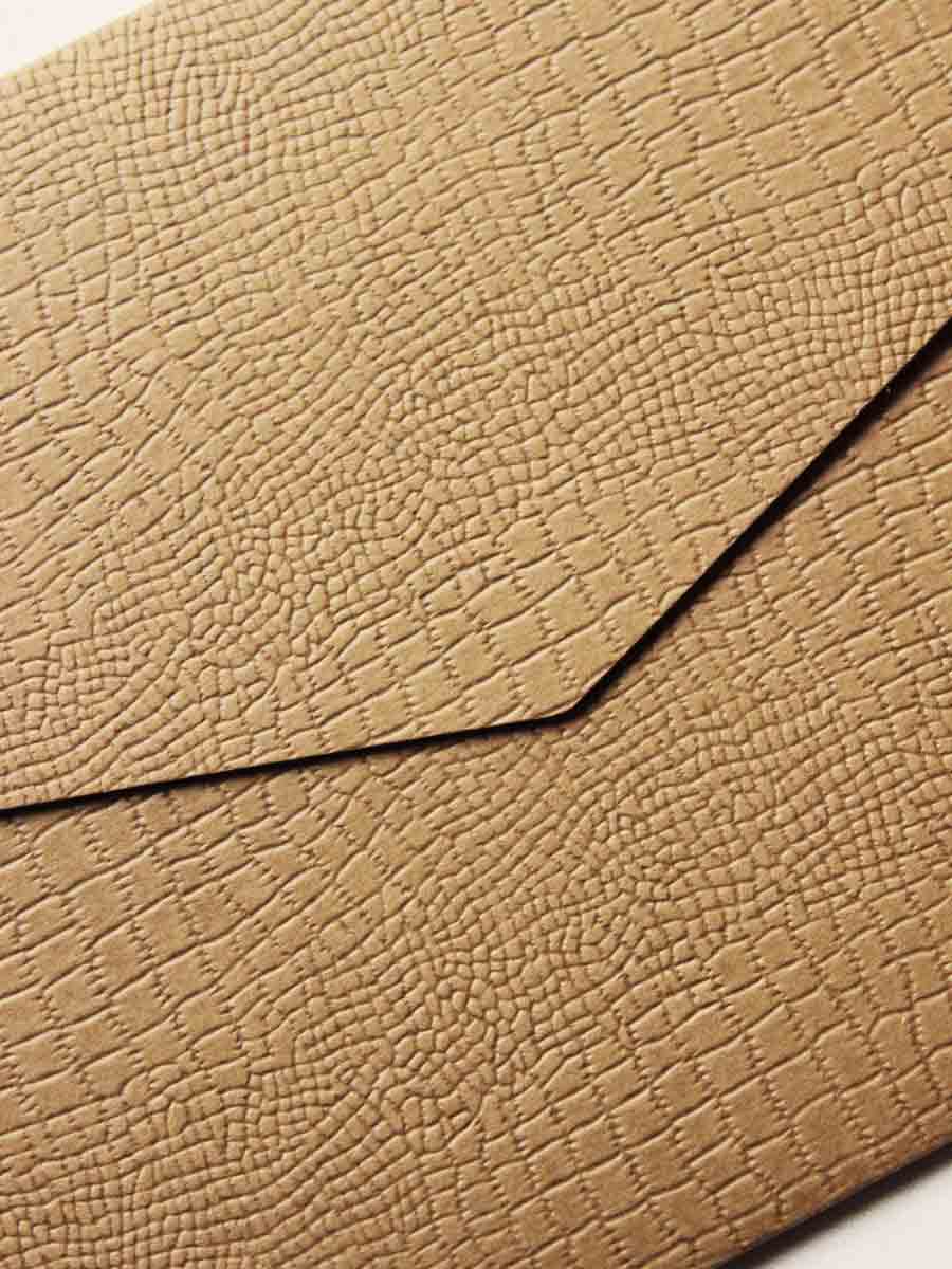 détail enveloppe c6 finition croco brun tabac
