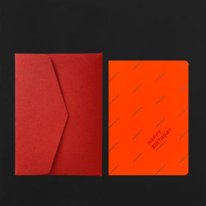 Carte postale HAPPY BIRTHDAY BOUGIES + enveloppe carmin