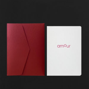 Carte postale AMOUR framboise + enveloppe grenat