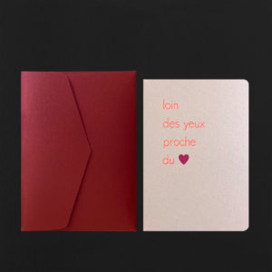 Carte postale LOIN DES YEUX PROCHE DU COEUR + enveloppe grenat
