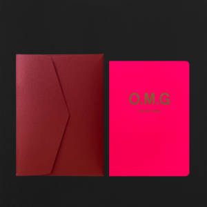 Carte postale O.M.G + enveloppe grenat