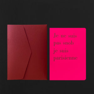 Carte postale JE NE SUIS PAS SNOB + enveloppe grenat