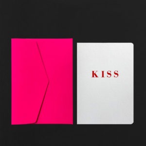 Folded Card KISS + fluo pink envelope