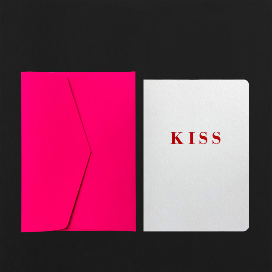 Carte postale KISS + enveloppe rose fluo