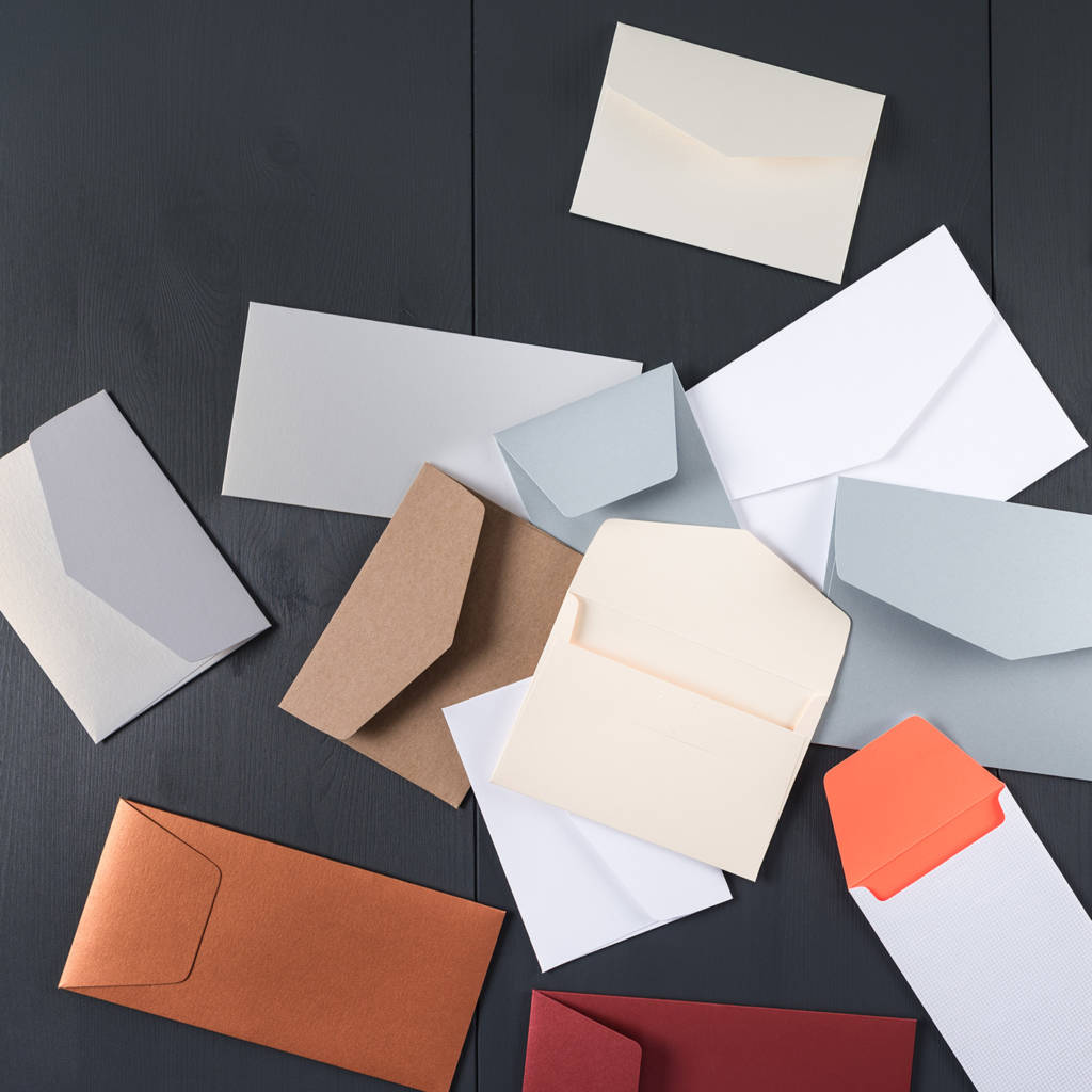 élégantes enveloppes en papier cartonné épais