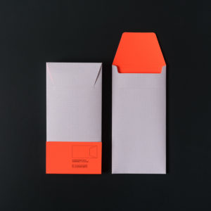 PACK OF 4 DL ENVELOPES (11x22cm) - white + grey grid print / fluo orange interior