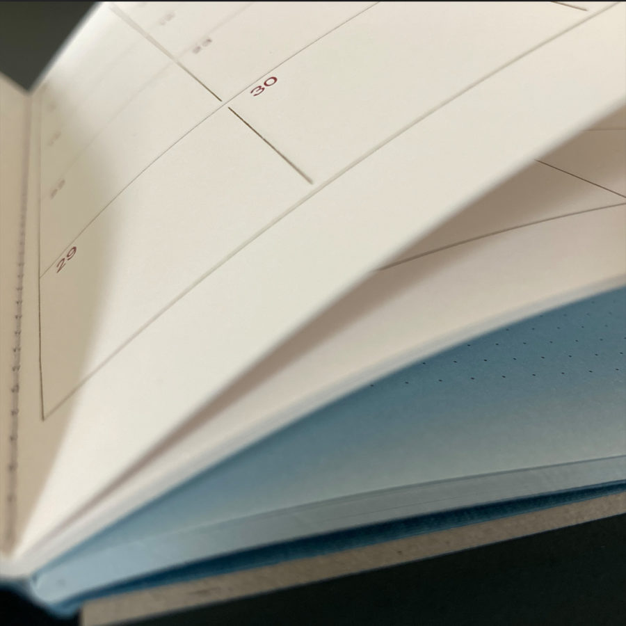 AGENDA RIGIDE MENSUEL + NOTES 2026 A5+ pois bleu ciel - papier japonais
