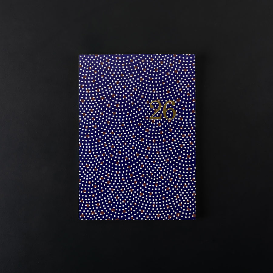AGENDA RIGIDE MENSUEL + NOTES 2026 A5+ pois blanc sur marine - papier japonais